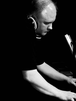 DJ Benny Hansen spiller musik ved et mixer pult setup