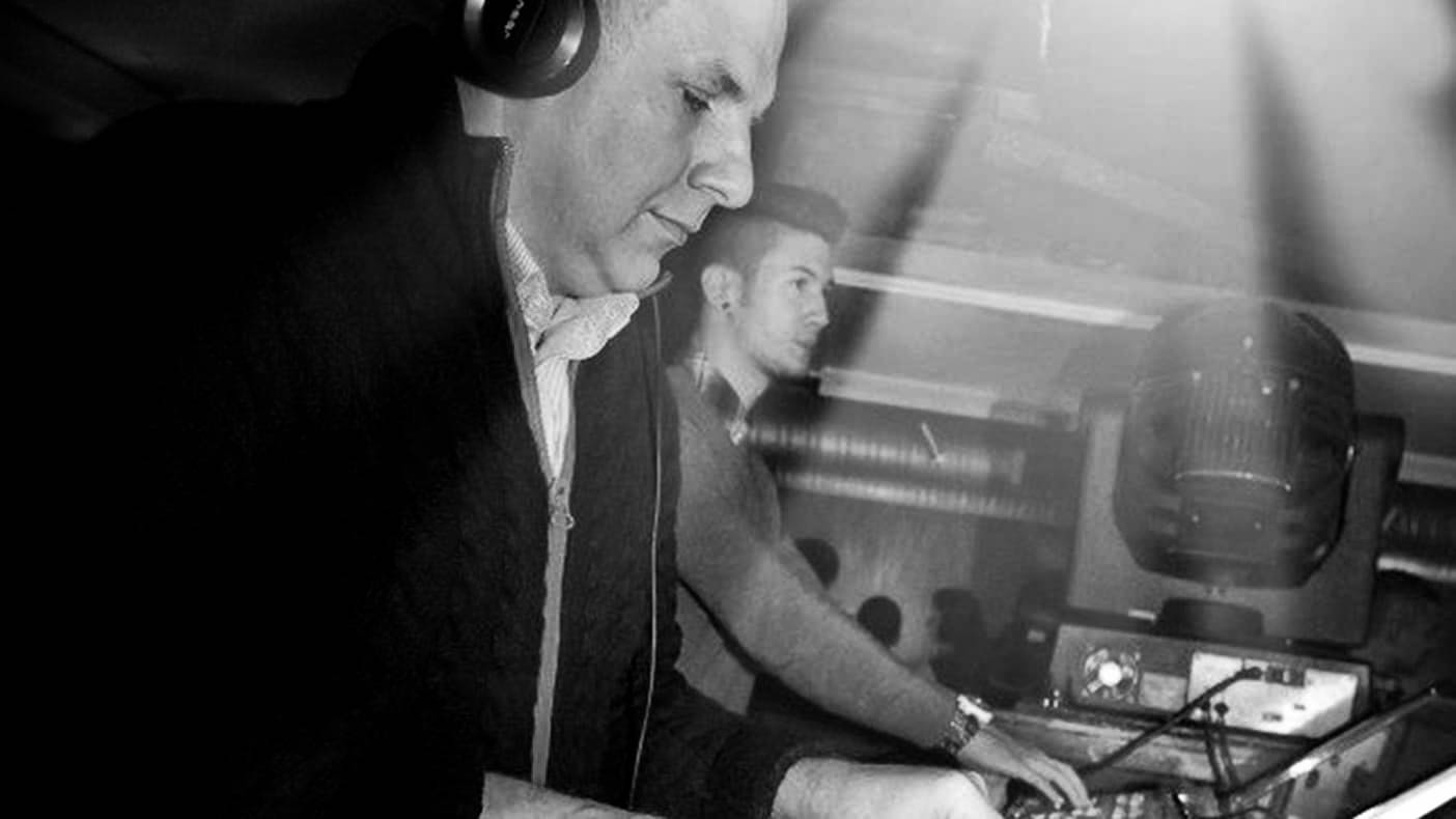 DJ Jan Trampedach spiller live musik med en anden DJ i baggrund