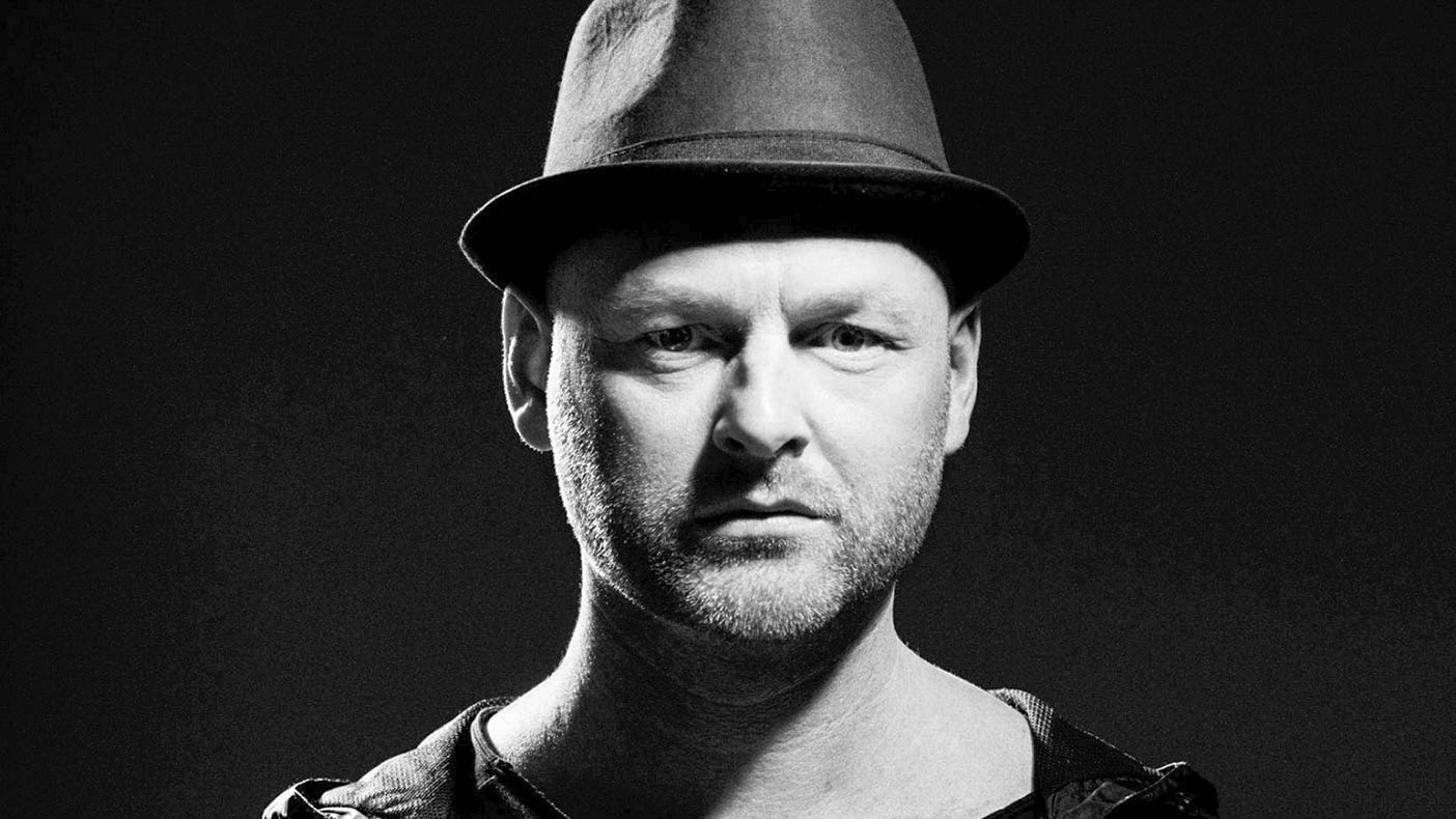 DJ Morten Hampenberg i mørke omgivelser iført en hat