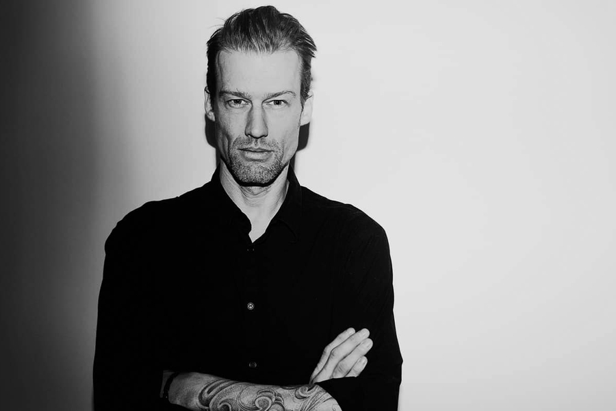 DJ Thomas Madvig iført sort skjorte