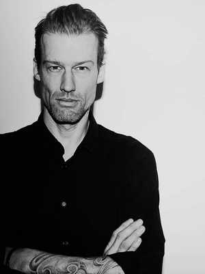 DJ Thomas Madvig iført sort skjorte